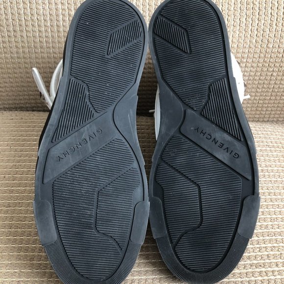 Givenchy Men's White/Black Leather Tyson Star High-top Sneakers - Picture 9 of 11